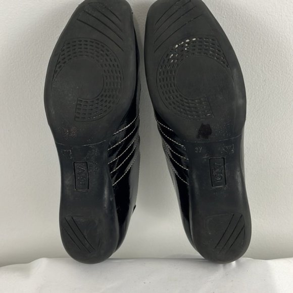 Un Tour en Ville Black Patent Leather Slip-On Flats - Picture 6 of 10